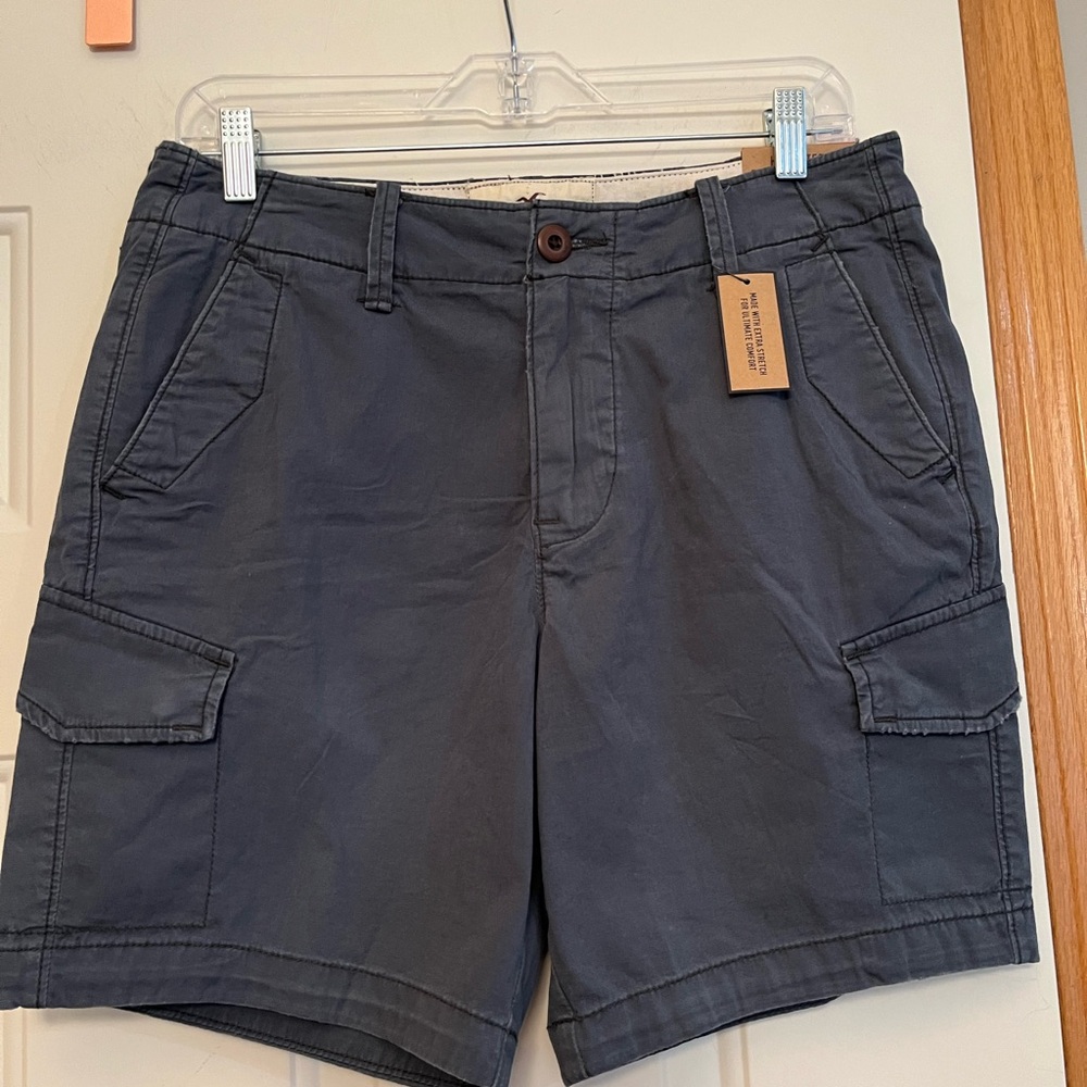New Men’s Hollister beach prep above the knee blue/gray cargo shirts. Size 30